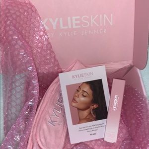 KYLIE SKIN eye cream and headband
